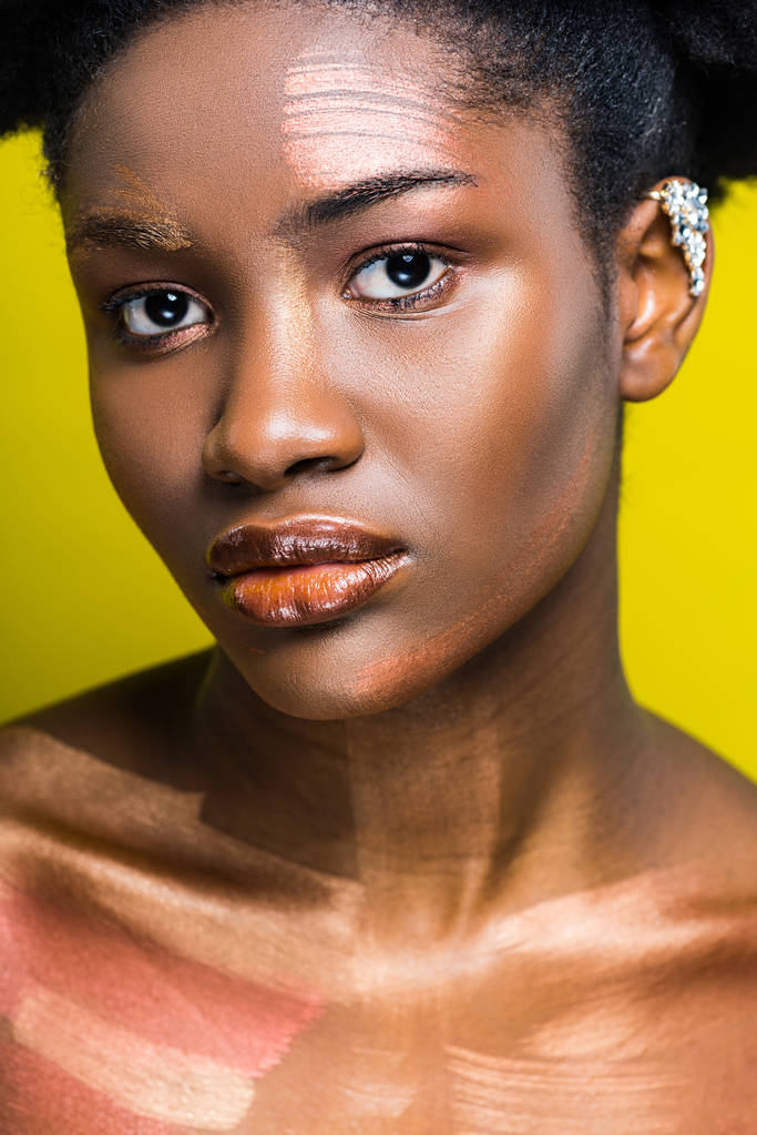 Σκεπτική ελκυστική αφρικανική Αμερικανίδα γυναίκα με το αυτί στο κίτρινο - Φωτογραφία, εικόνα