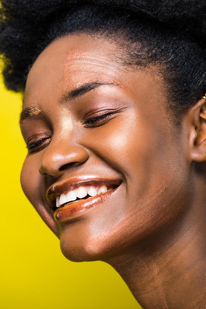 Szczęśliwy śmiech African American kobieta z zamkniętymi oczami izolowane na żółto - Zdjęcie, obraz