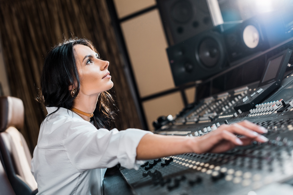 joli musicien souriant travaillant en studio d'enregistrement à la console de mixage en studio d'enregistrement
 - Photo, image