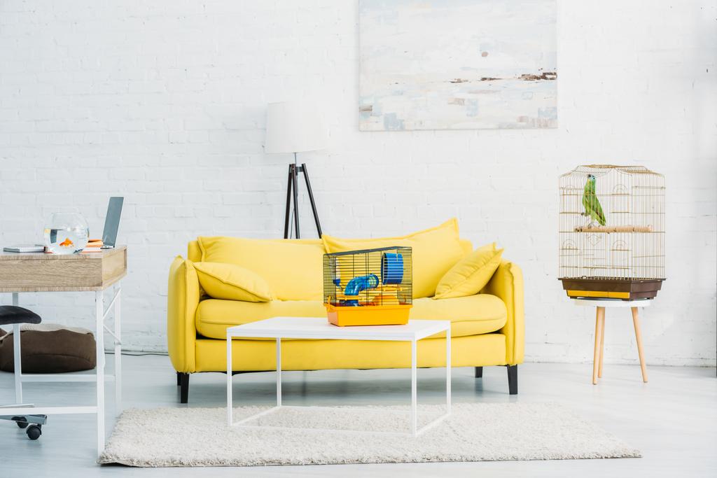 tilava, valoisa olohuone keltainen sohva lähellä valkoista tiiliseinää
 - Valokuva, kuva