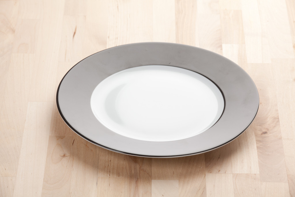 prázdný bílý talíř na dřevěném stole - Fotografie, Obrázek