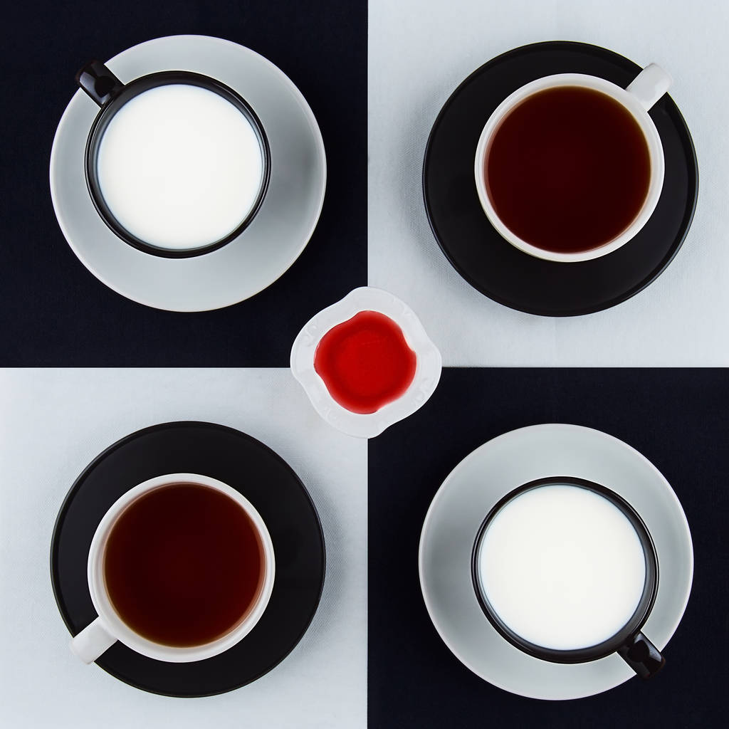 Cuatro tazas de bebidas, de pie cuadrado y mermelada de frambuesa
 - Foto, imagen
