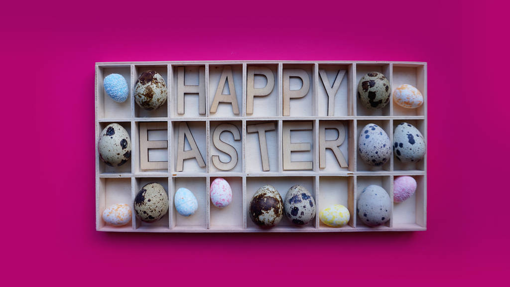 Velikonoční vajíčka. Šťastné Velikonoce text. Dovolená dekorace růžové pozadí - Fotografie, Obrázek