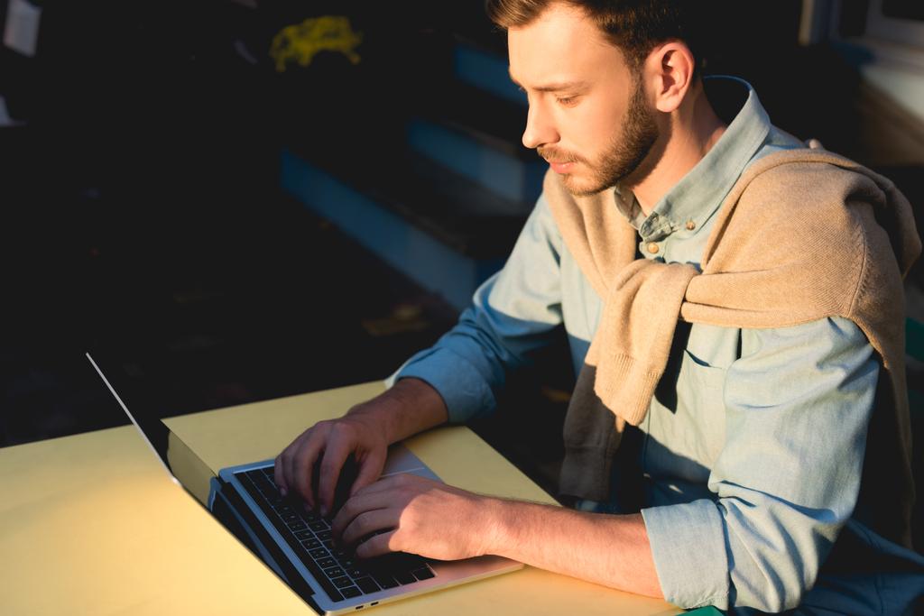 jóvágású szabadúszó használ laptop munka közben a kávézóban  - Fotó, kép