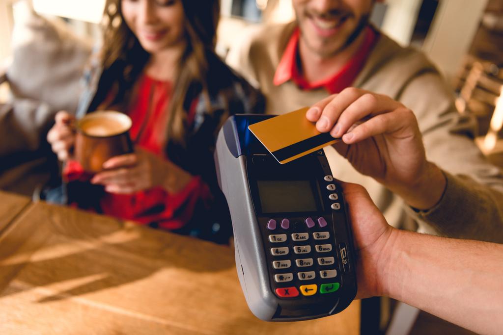 kafede ödeme yaparken adam tutma kredi kartı kırpılmış görünümü  - Fotoğraf, Görsel