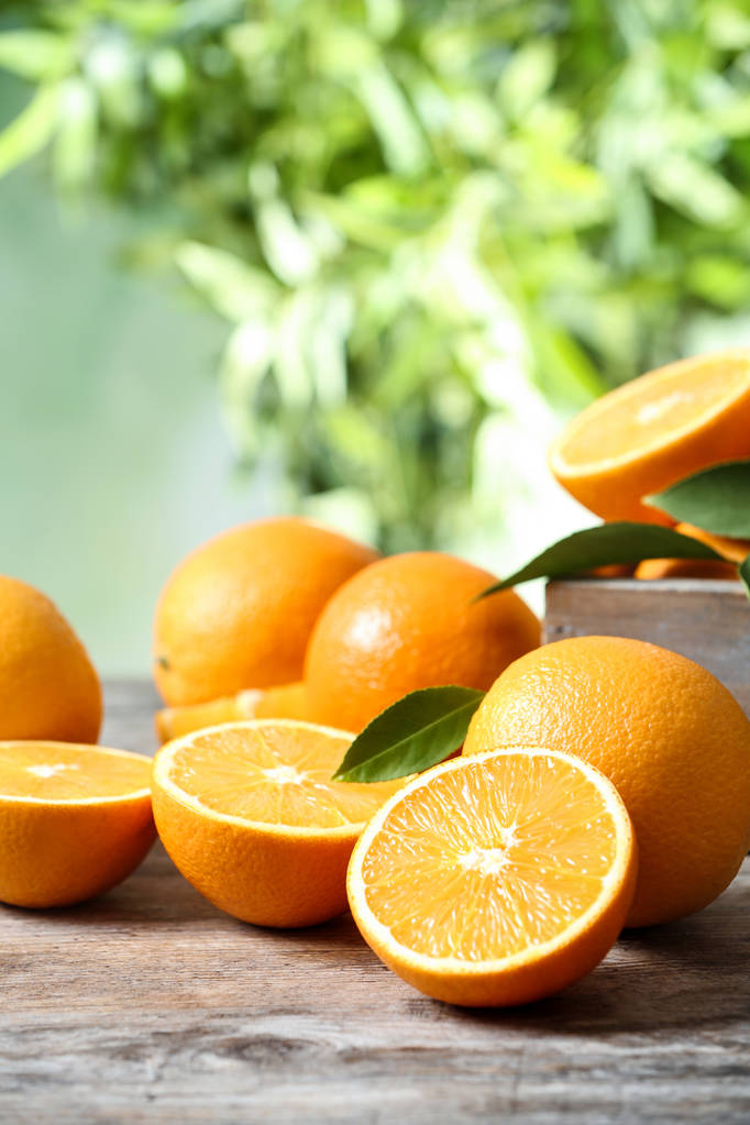 Dojrzałe pomarańcze na stole przed niewyraźne tło. Miejsce na tekst - Zdjęcie, obraz