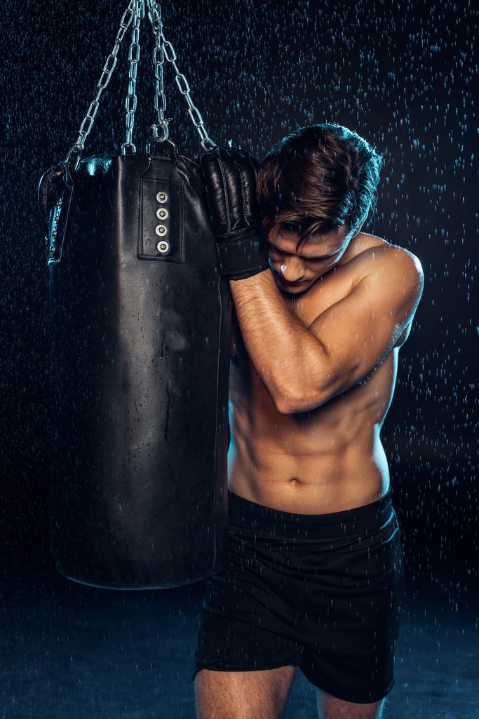 vyčerpaná boxera v černých spodků s děrovákem a pohledem na černou - Fotografie, Obrázek