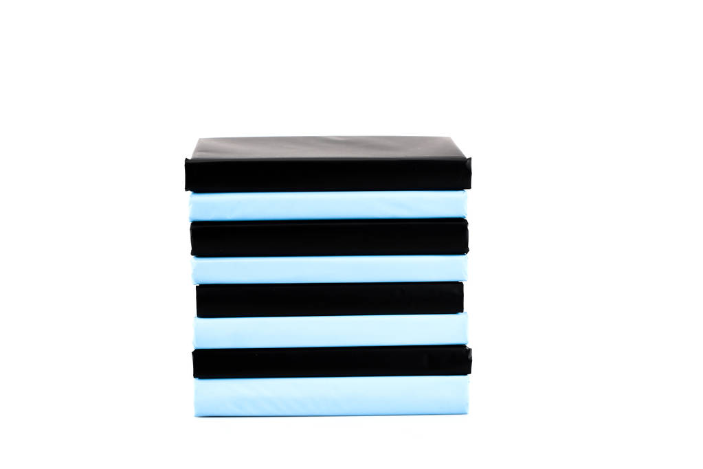 Stapel zwarte en blauwe boeken geïsoleerd op wit - Foto, afbeelding