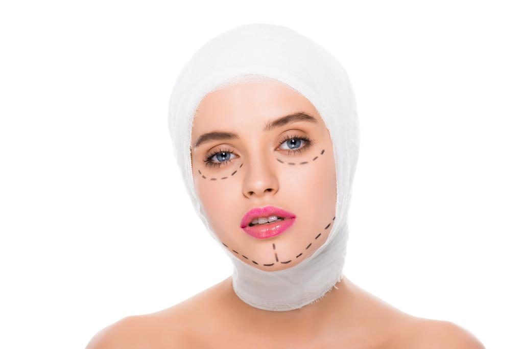 nackte junge Frau mit bandagiertem Kopf und Flecken im Gesicht isoliert auf weiß  - Foto, Bild