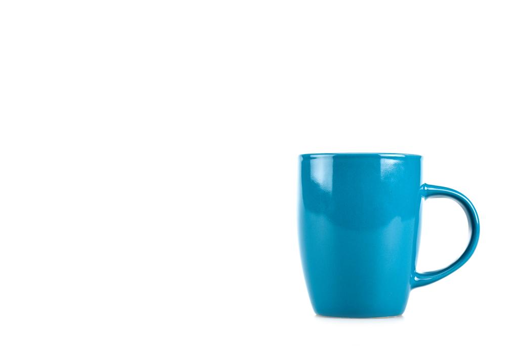 白い背景に孤立したビッグブルーのセラミックカップ - 写真・画像