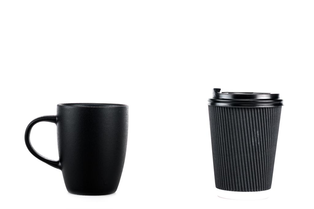 Fekete kerámia csésze és papír csésze kávét izolált fehér - Fotó, kép