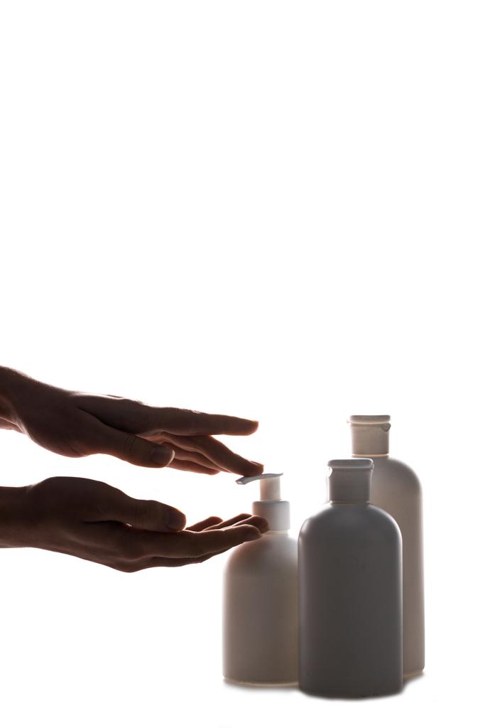 vista ritagliata della donna che applica la crema per le mani isolata sul bianco - Foto, immagini