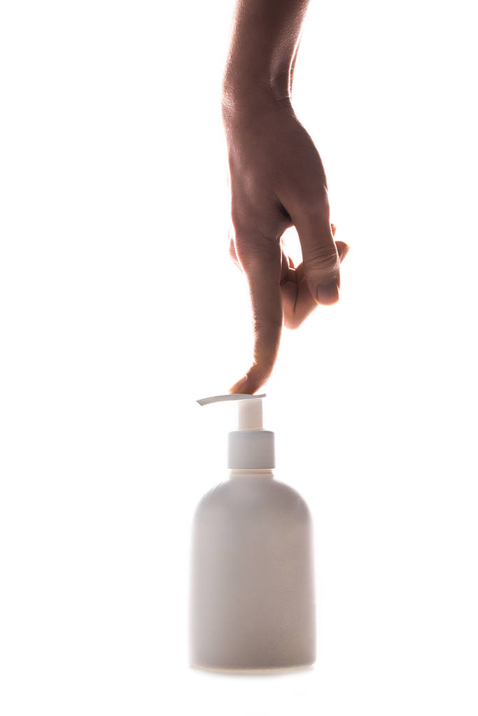 Częściowy widok kobiety za pomocą kosmetycznej butelki w sprayu na białym - Zdjęcie, obraz