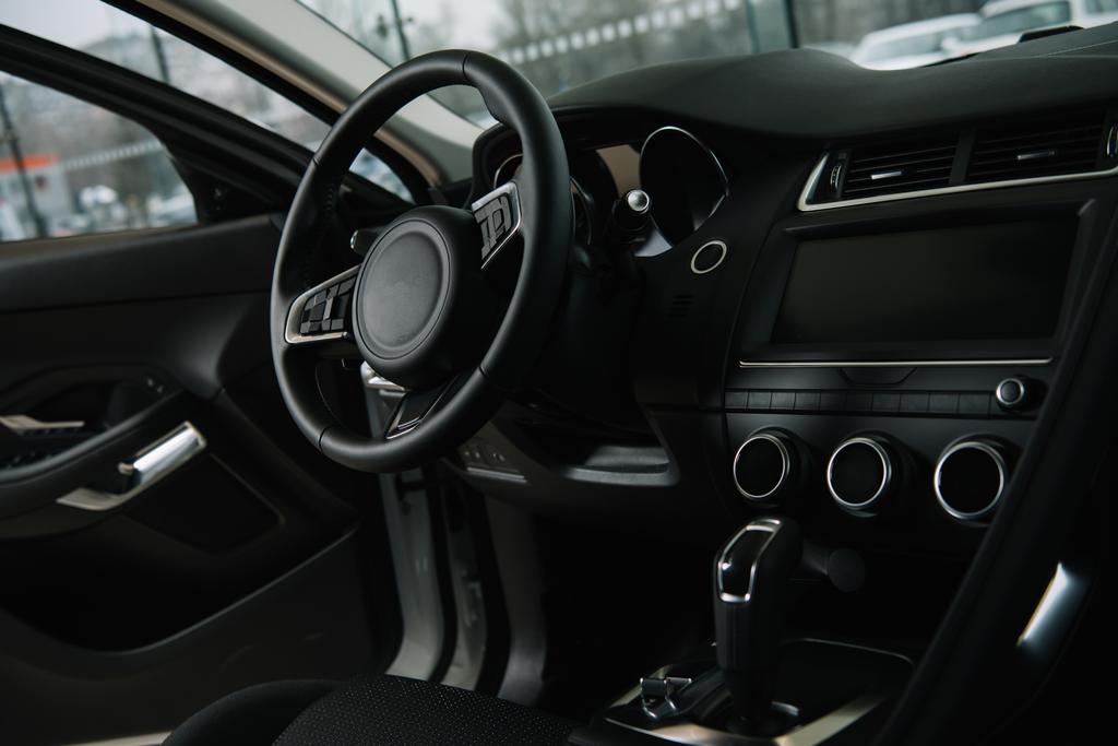 zwart stuurwiel in de buurt van handmatige transmissie in luxe auto  - Foto, afbeelding
