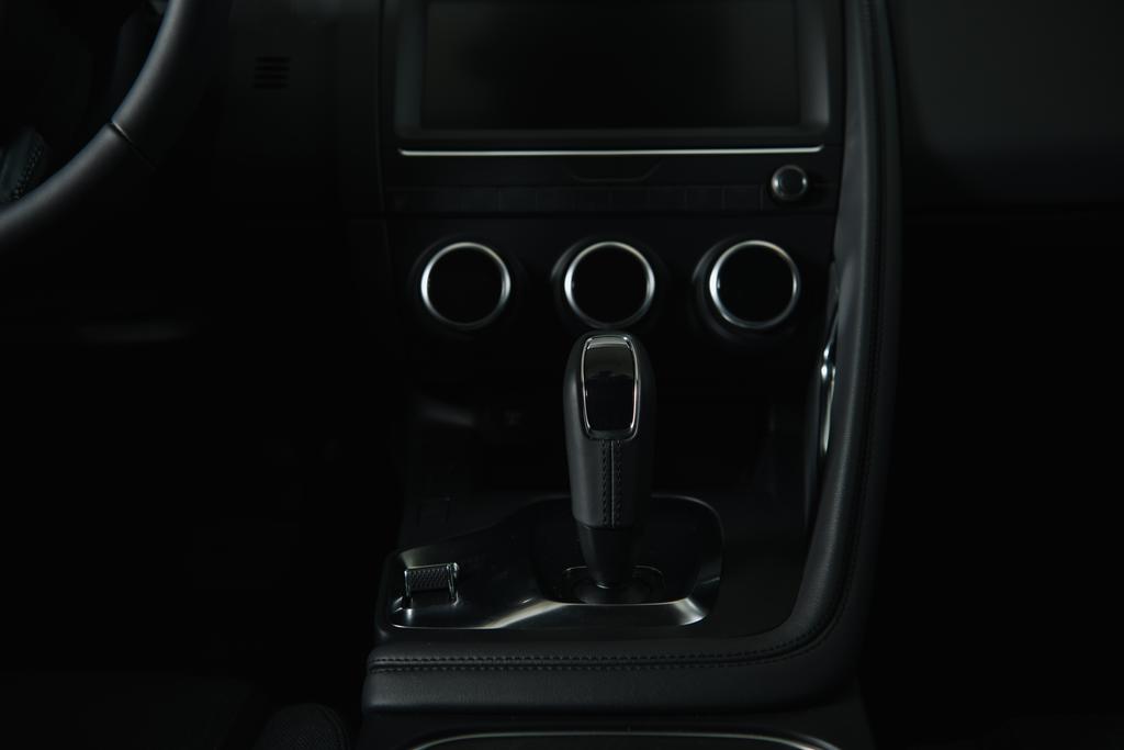 moderní černá převodovka u tlačítek v luxusním autě  - Fotografie, Obrázek