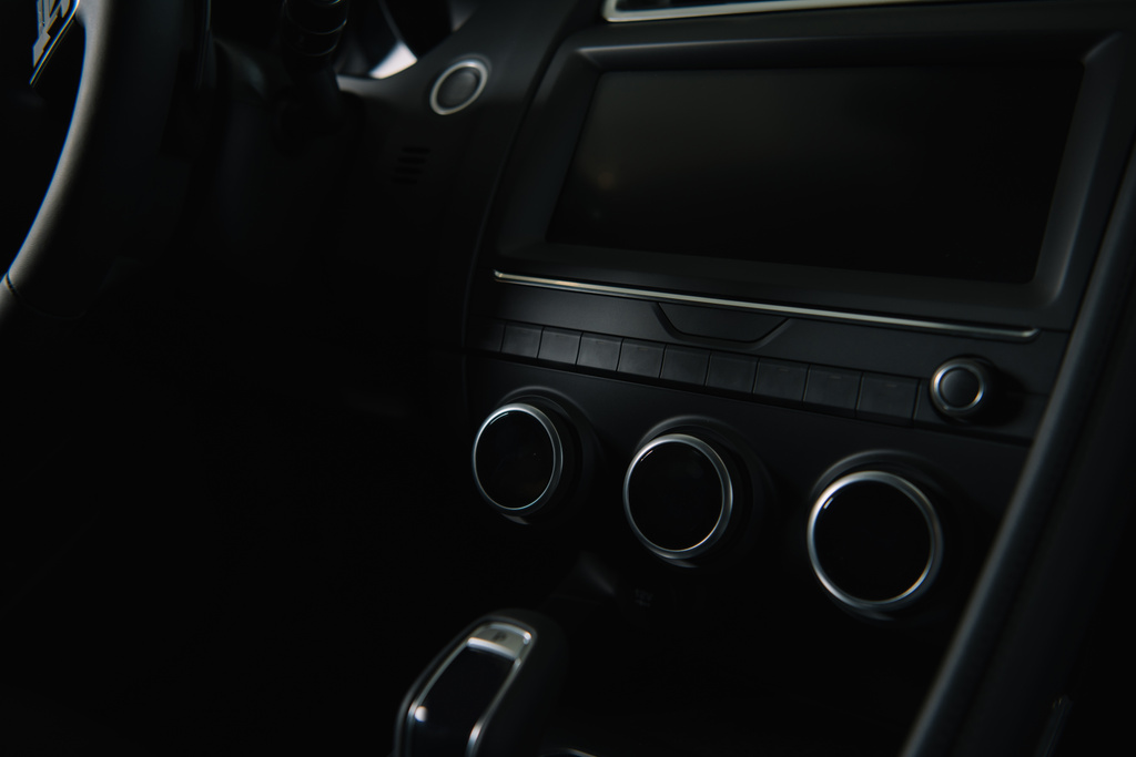 μαύρο κουμπί κοντά στο σύγχρονο ταμπλό του αυτοκινήτου σε αυτοκίνητο  - Φωτογραφία, εικόνα