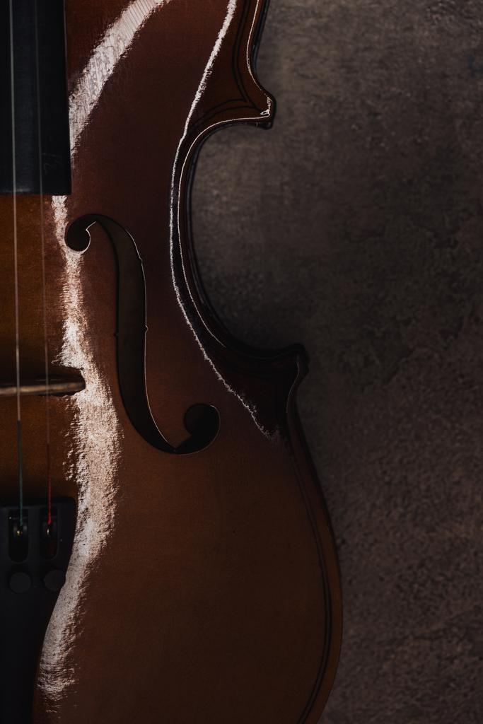 vista superior del violonchelo clásico sobre la superficie texturizada gris en la oscuridad
 - Foto, imagen