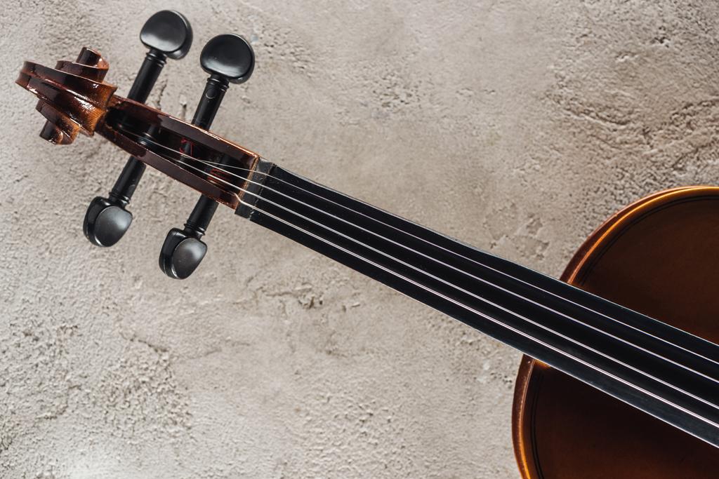 vue de dessus des cordes sur violoncelle sur surface grise texturée
 - Photo, image