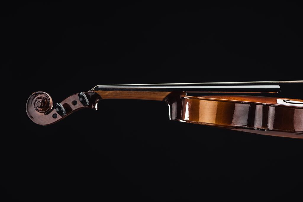 gros plan du violoncelle classique en bois isolé sur noir
 - Photo, image