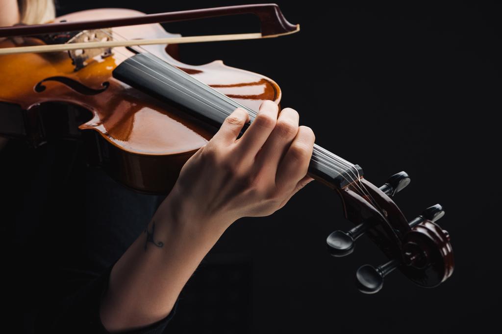 oříznutý pohled na potetovaný ženský, hrající na cello s poklonou izolovanou na černém - Fotografie, Obrázek