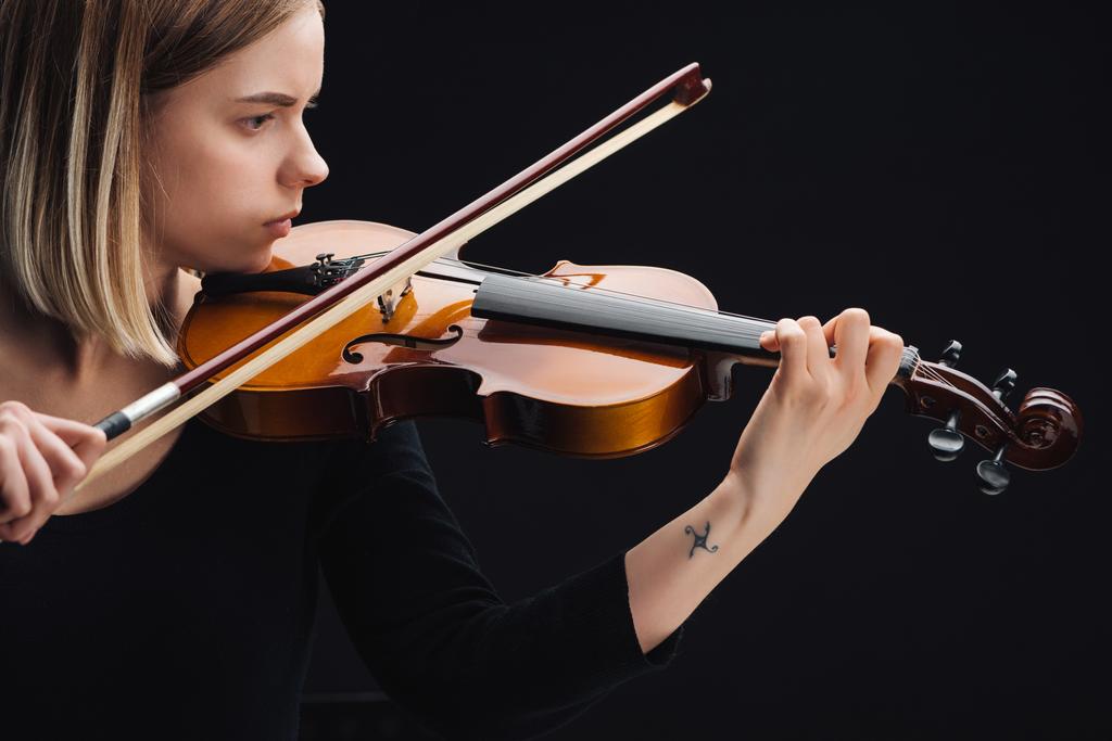 jeune femme tatouée jouant du violoncelle avec arc isolé sur noir
 - Photo, image