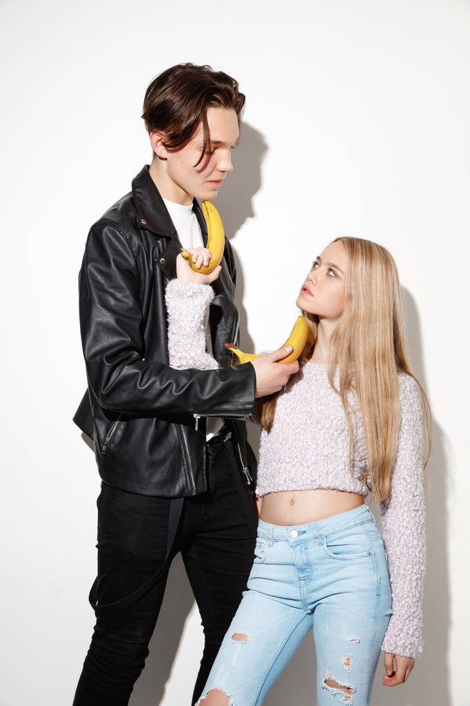 Gros plan portrait de mode de deux jeunes jolis adolescents hipster
 - Photo, image