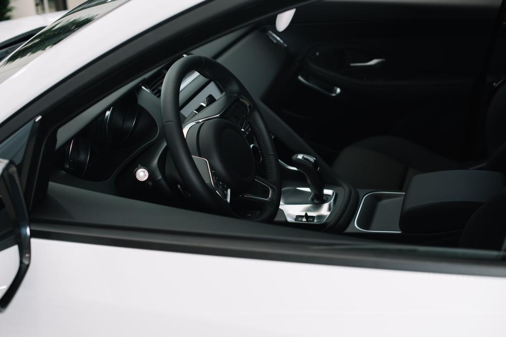 volante negro en automóvil blanco de lujo en sala de exposición de coches
   - Foto, imagen