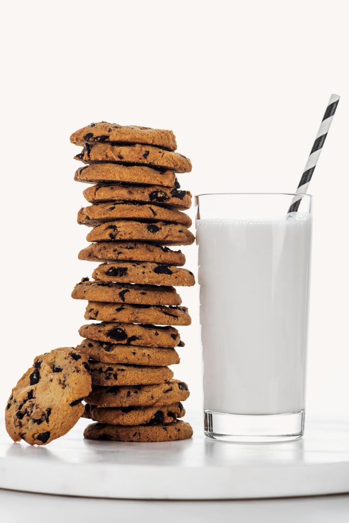 heerlijke chocolade koekjes in de buurt van glas met stro en melk geïsoleerd op wit - Foto, afbeelding