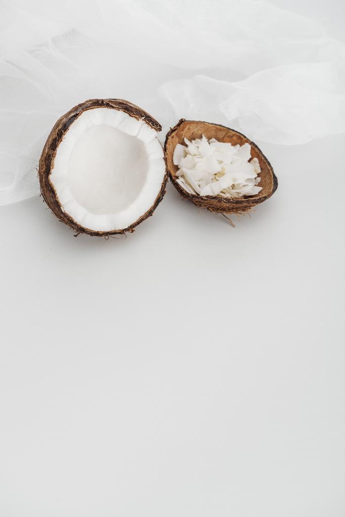 świeże kokosowe pół i frytki w pobliżu gazę na szarym tle - Zdjęcie, obraz