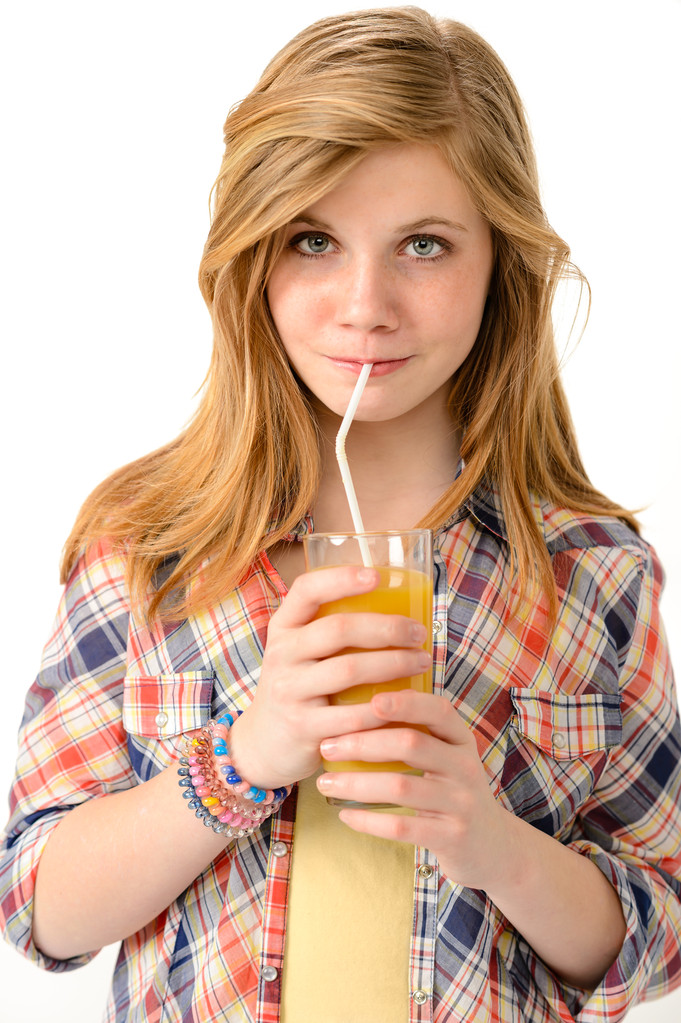 Красива дівчина п'є сік з соломою
 - Фото, зображення
