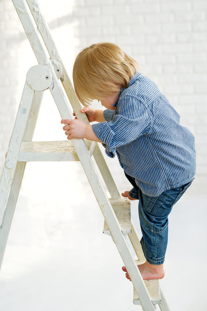 Ребенок поднимается по лестнице
 - Фото, изображение