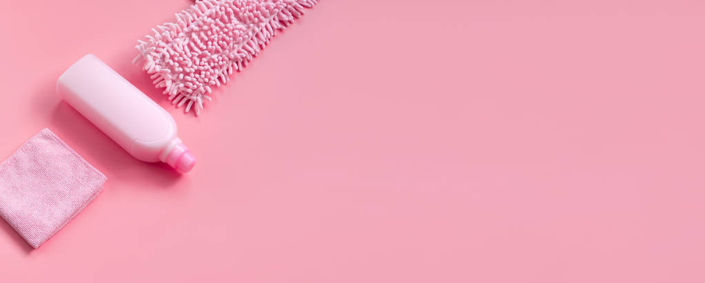 MOP, pano e detergente-rosa para limpeza de molas. Vista superior. Lugar para texto
. - Foto, Imagem