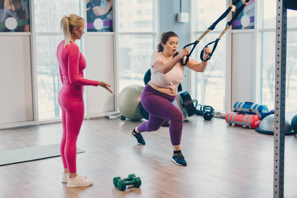 Mujer gorda hace ejercicio en el gimnasio para bajar de peso
 - Foto, Imagen