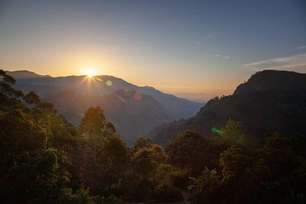 Jasne oszałamiające niesamowite wschód słońca w górach Sri Lanka, t - Zdjęcie, obraz