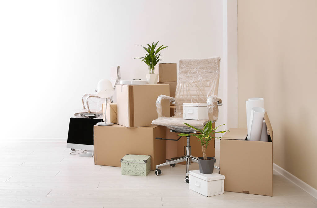 Boîtes de déménagement et mobilier dans un nouveau bureau. Espace pour le texte
 - Photo, image