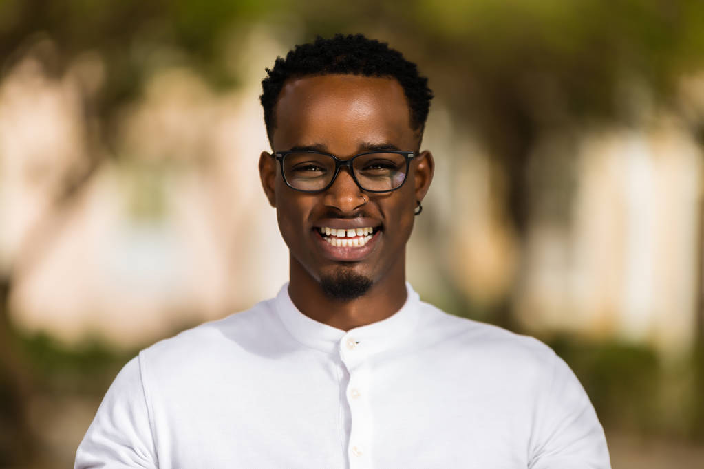 Portrait extérieur d'un jeune homme noir afro-américain
  - Photo, image
