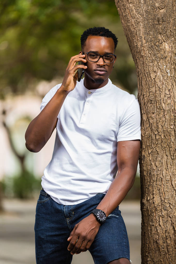 Outdoor Portret van een jonge zwarte Afro-Amerikaanse jonge mannen tal - Foto, afbeelding