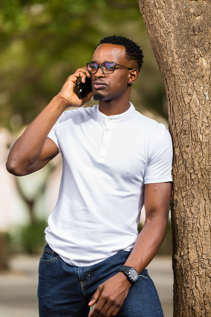 Venkovní portrét mladých černých afrických amerických mladých mužů - Fotografie, Obrázek