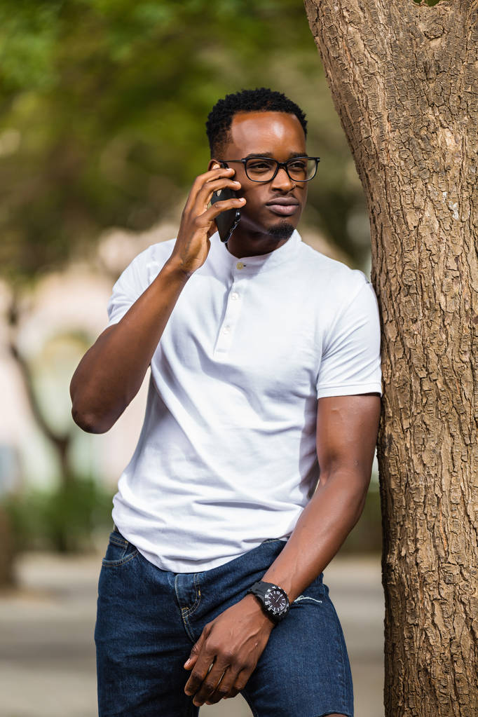 Venkovní portrét mladých černých afrických amerických mladých mužů - Fotografie, Obrázek
