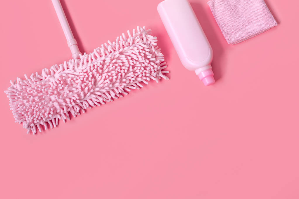 Dweil, lap en wasmiddel-roze ingesteld op roze achtergrond voor het reinigen van de lente. Kopiëren van ruimte. - Foto, afbeelding