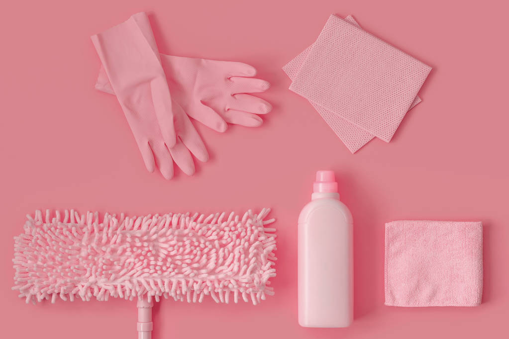 Kit de limpieza rosa en la casa sobre fondo rosa
. - Foto, imagen