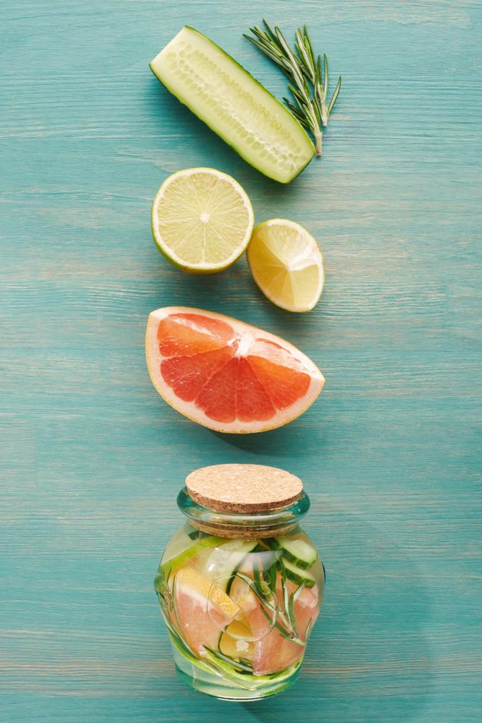 felülnézet a Detox ital jar a citrom, lime, gréps, uborka és rozmaring - Fotó, kép