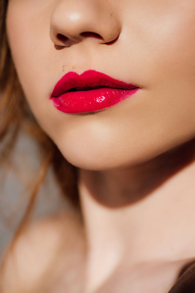 επιλεκτική εστίαση της αισθησιακής νεαρής γυναίκας με κόκκινα χείλη - Φωτογραφία, εικόνα
