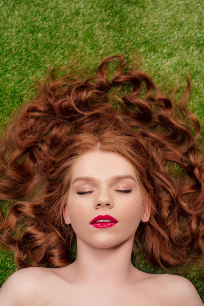 赤い唇と目を閉じた美しい若い赤毛の女性のトップビュー - 写真・画像