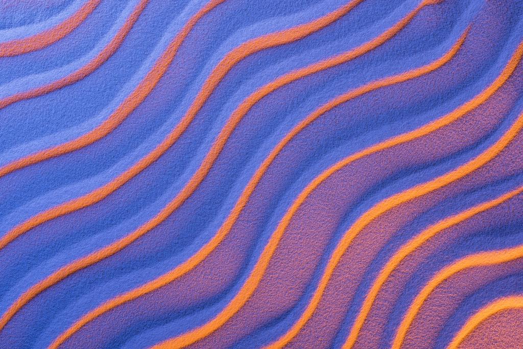 vue de dessus du sable texturé avec des vagues lisses et un filtre de couleur pourpre néon
 - Photo, image