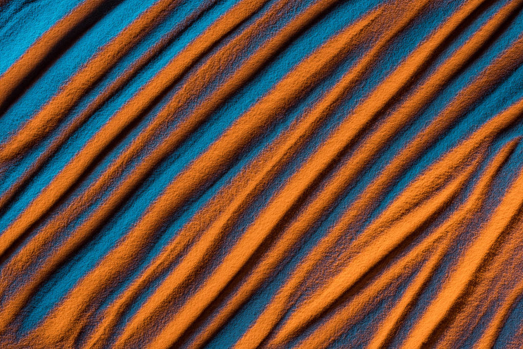 pohled na abstraktní vlnité pozadí s texturovaného pískem a barevným filtrem - Fotografie, Obrázek