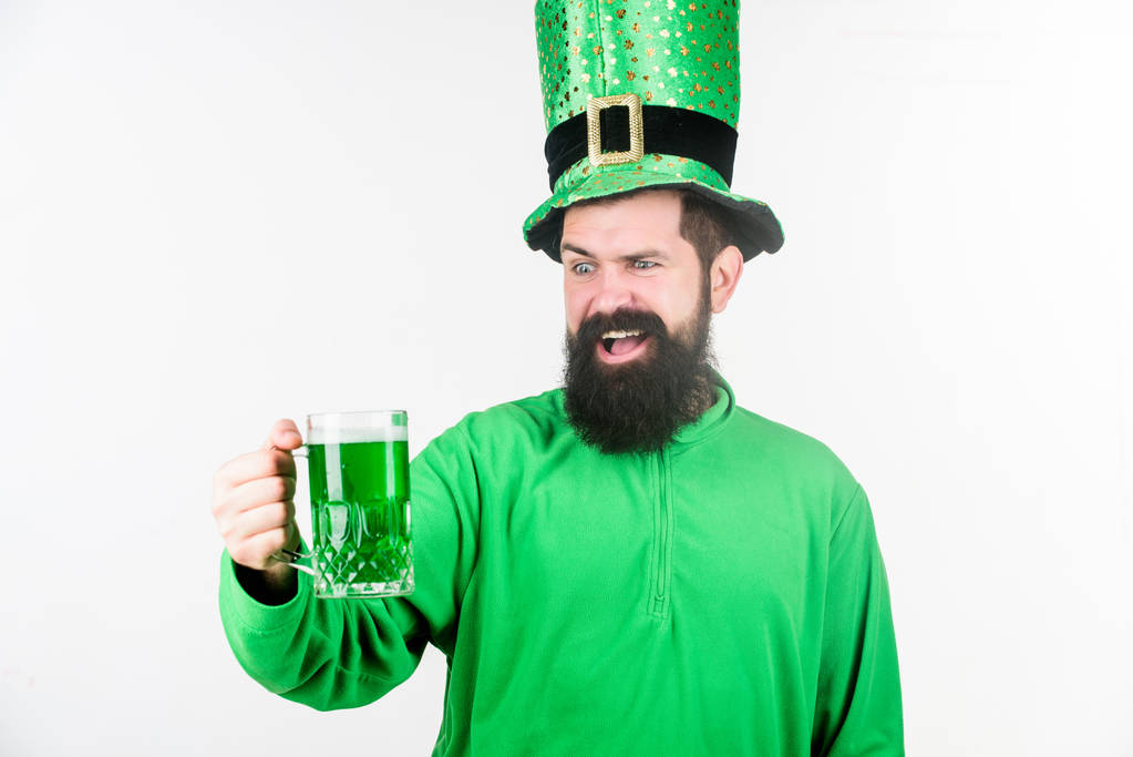 Святкування Дня Святого Патрика в барі. Hipster в гном Hat Холдинг пивний кухоль. Бородатий чоловік тостів на день Святого Патрика. Ірландський чоловік з бородою питної зелене пиво. Я не напиватися я отримую Awesome - Фото, зображення