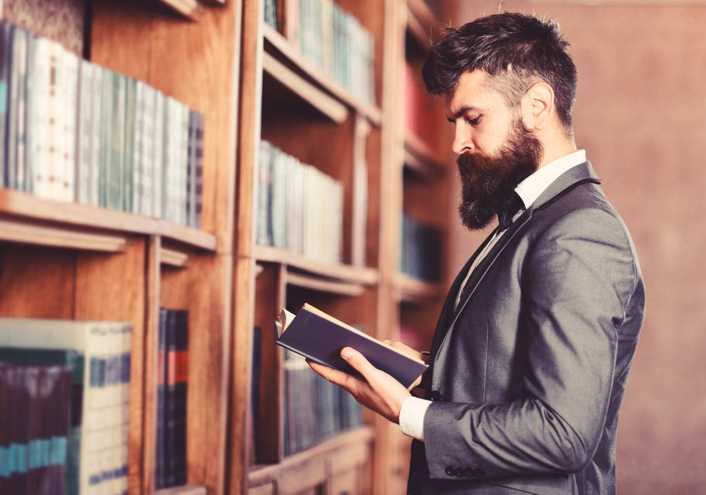 Kütüphanekinde sakallı adam okuma kitabı - Fotoğraf, Görsel