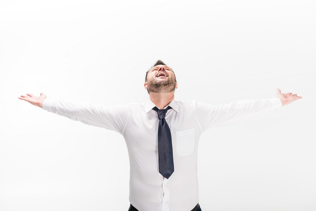 glücklich übergewichtiger Mann in enger formaler Kleidung mit ausgestreckten Händen isoliert auf weiß - Foto, Bild