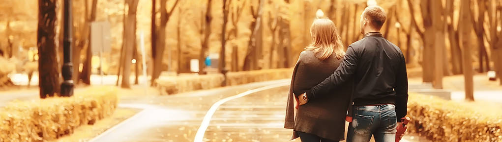 rayons du soleil dans le parc d'automne, un couple amoureux / jeune homme et femme marchent, vue d'automne sur le parc ensoleillé, les rayons du soleil, fond chaud d'automne
 - Photo, image